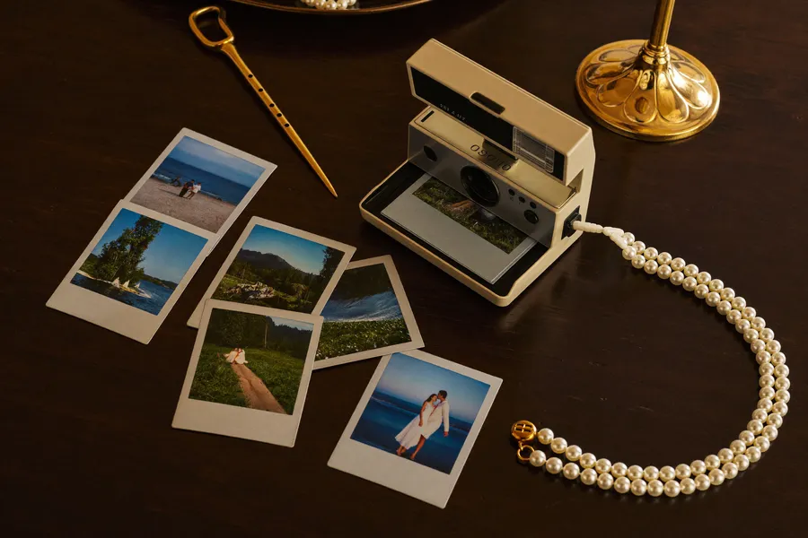 Sofortbildkamera mit Polaroid-Fotos der Flitterwochen