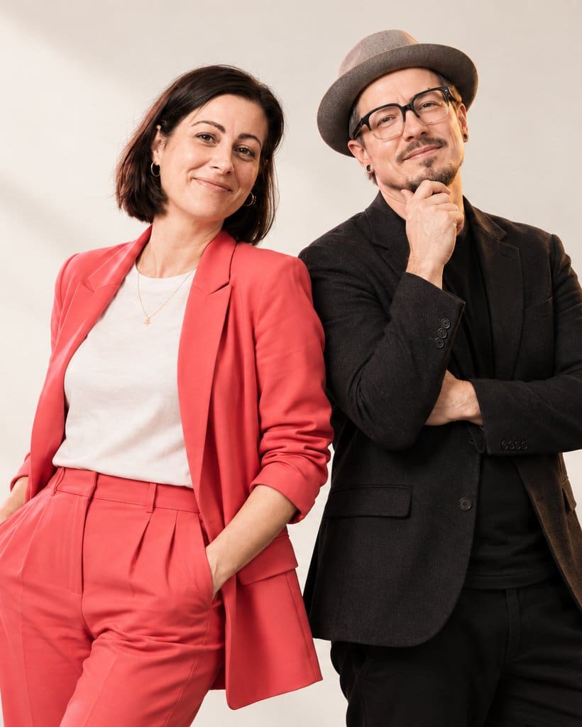 Das Hochzeitsheimat-Team, lächelnd Schulter an Schulter (KI-generiert)