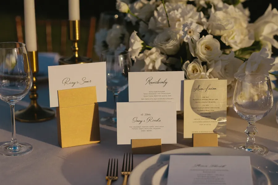 Elegante personalisierte Tischkarten auf gedeckter Hochzeitstafel